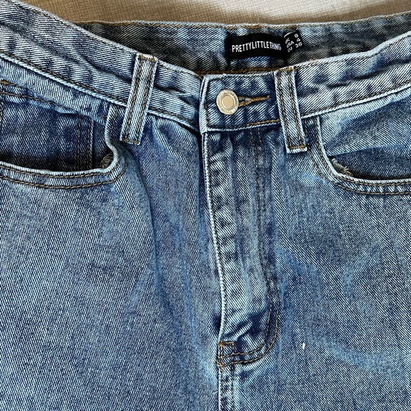 PrettyLittleThing Ripped Straight Leg Jeans - Picture 5 of 10